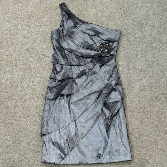 SCARLETT NITE Women’s One Shoulder Homecoming Dress - silver, size 8 - Picture 1 of 6